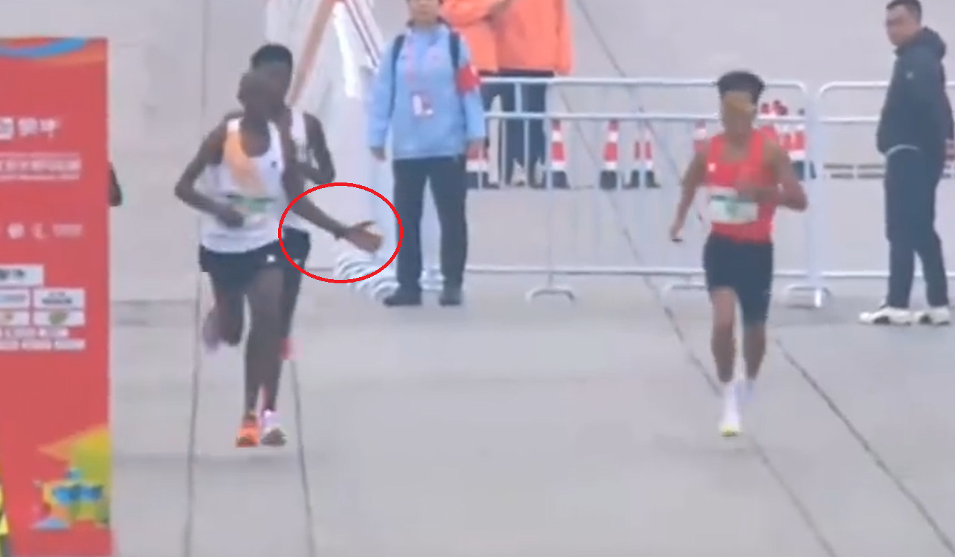 其中1名非洲選手給何杰「指點」終點方向,及後直接招手,讓何杰到更有利於衝刺的道路左側位置,隨後還伸手攔住非洲隊友,疑示意他們放慢步伐讓何杰先跑,「護送」情況明顯。