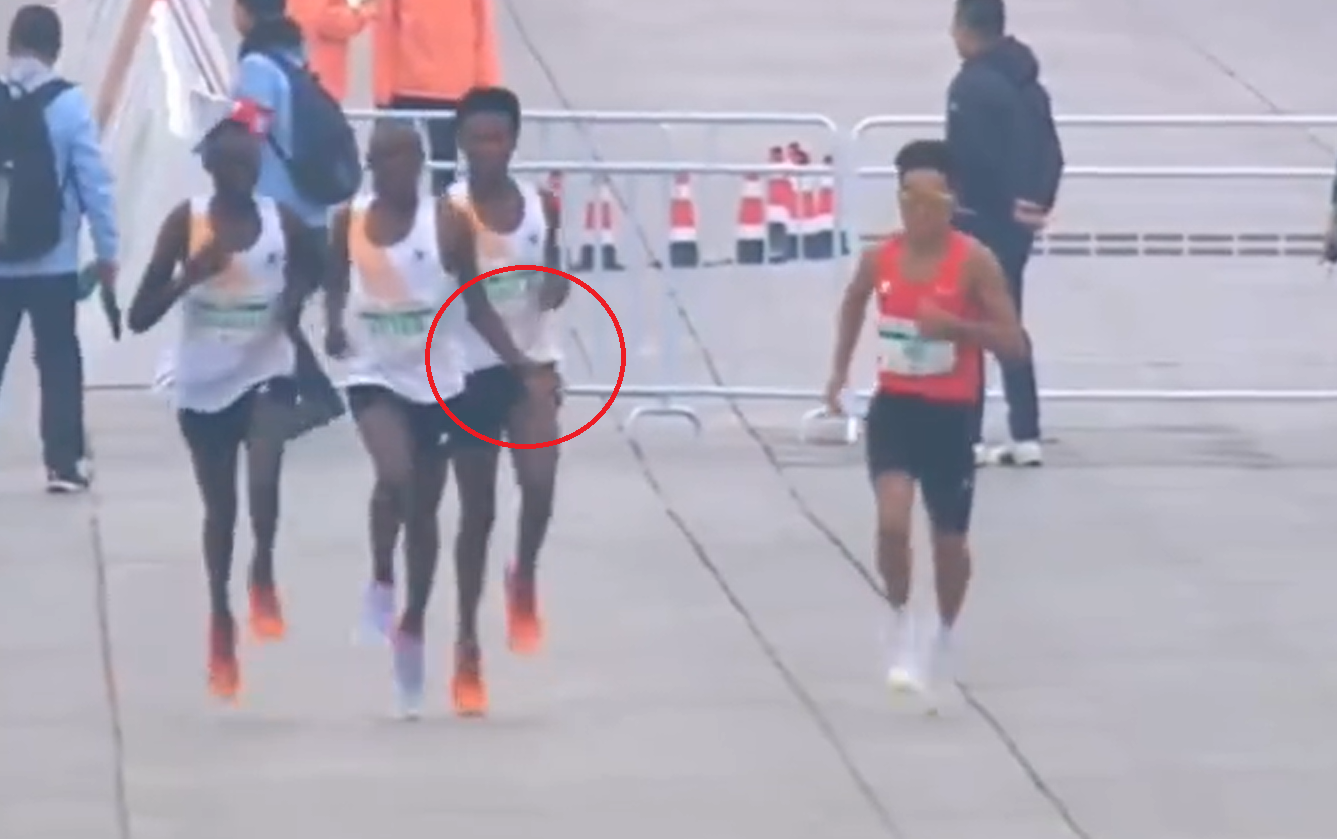 其中1名非洲選手給何杰「指點」終點方向,及後直接招手,讓何杰到更有利於衝刺的道路左側位置,隨後還伸手攔住非洲隊友,疑示意他們放慢步伐讓何杰先跑,「護送」情況明顯。