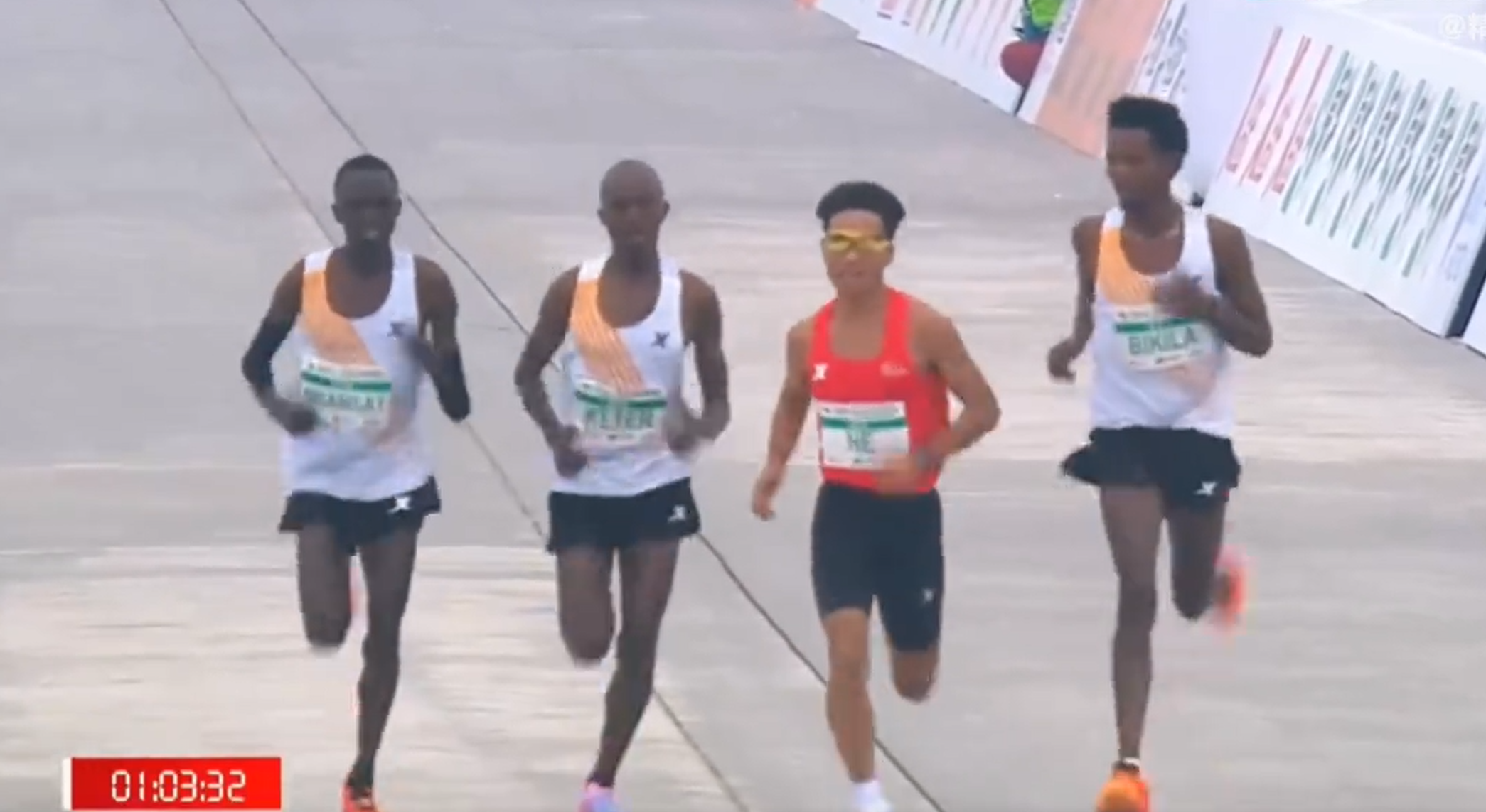 3名被指「保送」何杰衝線的非洲跑手分別來自埃塞俄比亞和肯亞,3人成績均為1小時3分45秒,僅落後何杰1秒,奪得第二、三及四名。他們賽後均神色輕鬆,滿面笑容地向何杰道賀,似乎對失落冠軍沒有不快。