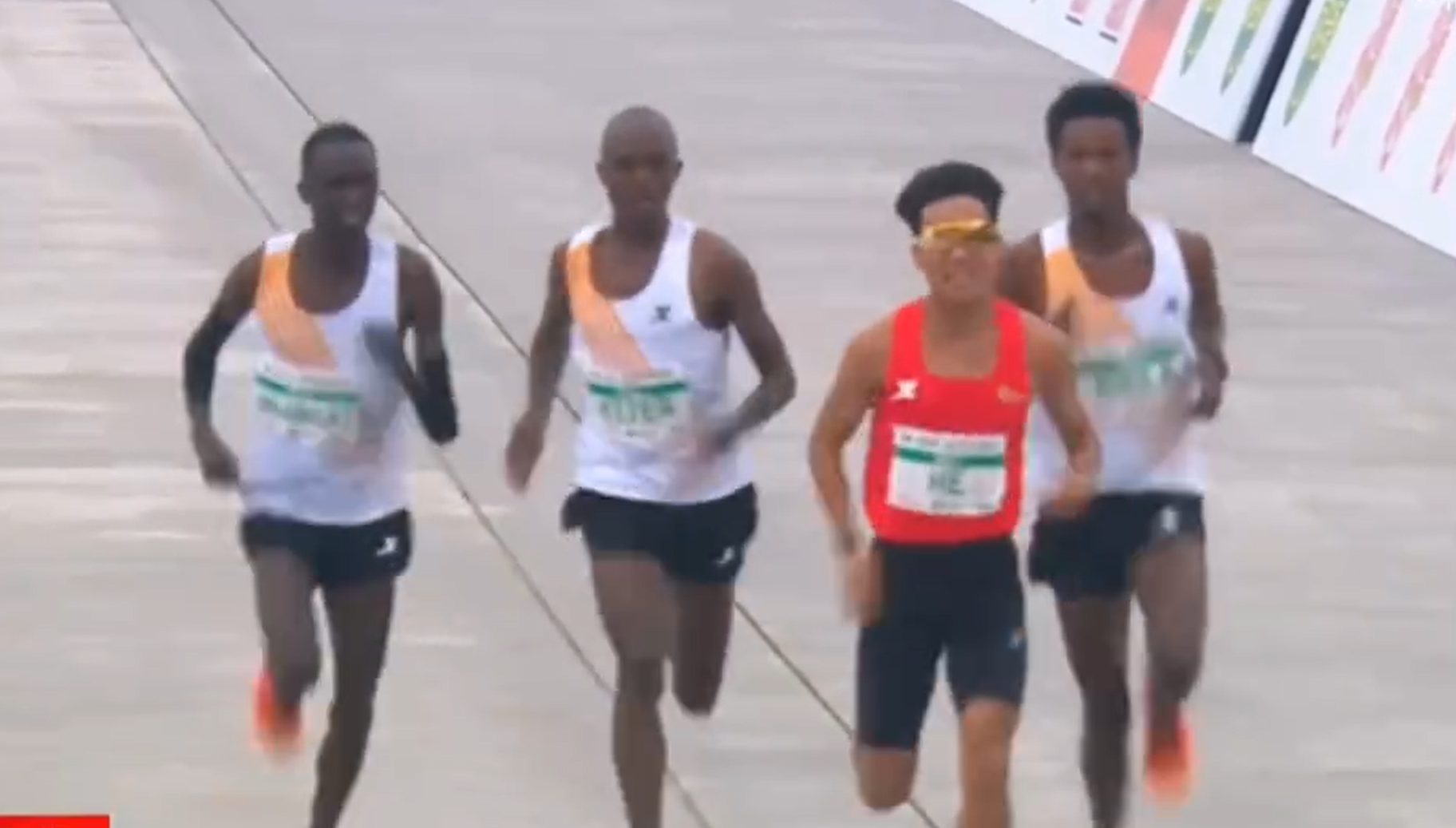 3名被指「保送」何杰衝線的非洲跑手分別來自埃塞俄比亞和肯亞,3人成績均為1小時3分45秒,僅落後何杰1秒,奪得第二、三及四名。他們賽後均神色輕鬆,滿面笑容地向何杰道賀,似乎對失落冠軍沒有不快。