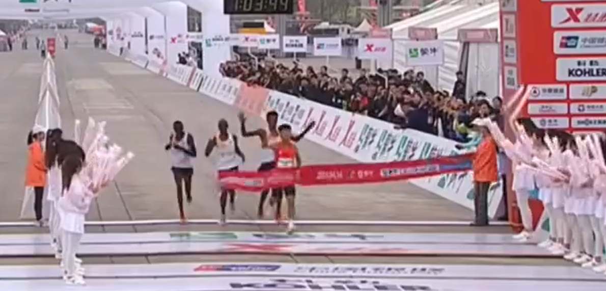 3名被指「保送」何杰衝線的非洲跑手分別來自埃塞俄比亞和肯亞,3人成績均為1小時3分45秒,僅落後何杰1秒,奪得第二、三及四名。他們賽後均神色輕鬆,滿面笑容地向何杰道賀,似乎對失落冠軍沒有不快。