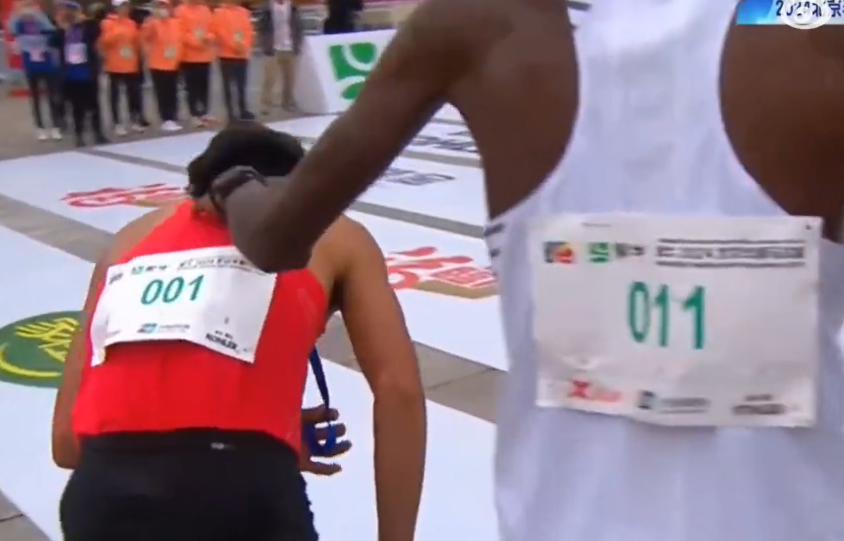 3名被指「保送」何杰衝線的非洲跑手分別來自埃塞俄比亞和肯亞,3人成績均為1小時3分45秒,僅落後何杰1秒,奪得第二、三及四名。他們賽後均神色輕鬆,滿面笑容地向何杰道賀,似乎對失落冠軍沒有不快。