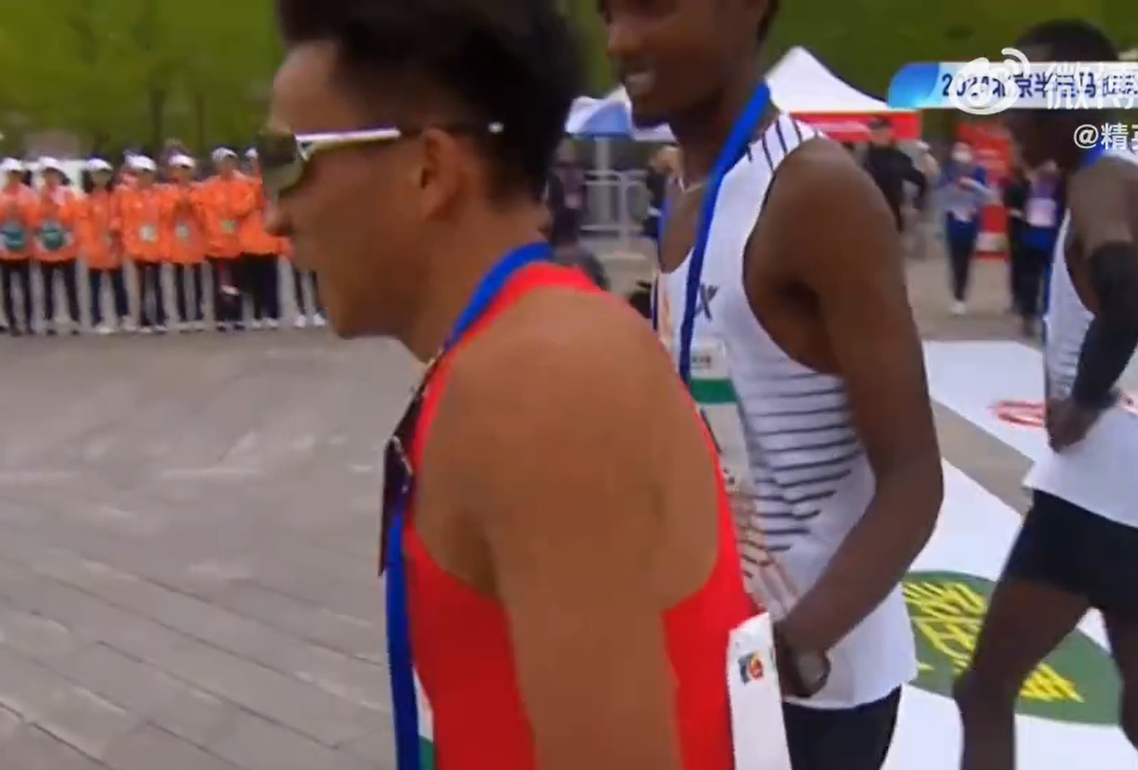 3名被指「保送」何杰衝線的非洲跑手分別來自埃塞俄比亞和肯亞,3人成績均為1小時3分45秒,僅落後何杰1秒,奪得第二、三及四名。他們賽後均神色輕鬆,滿面笑容地向何杰道賀,似乎對失落冠軍沒有不快。