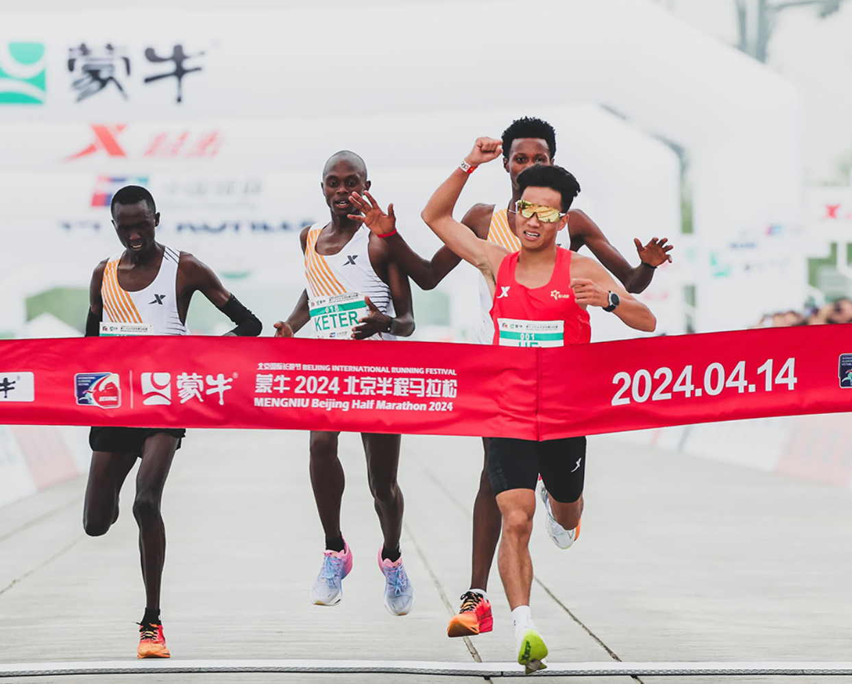 賽事末段卻出現原本領先的3名非洲選手留力「保送」何杰衝綫的場面,引發外界「放水」、「造假」質疑,要求當局交代。