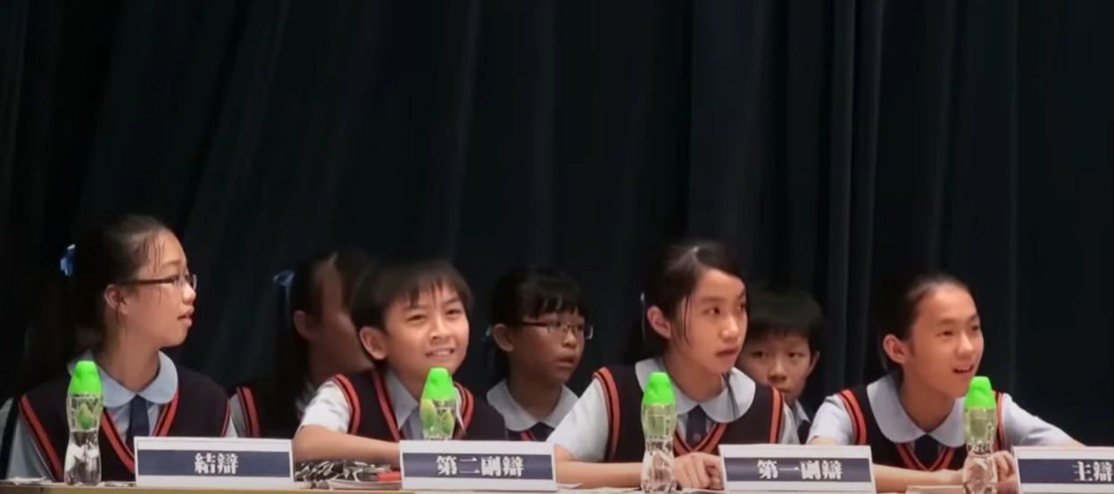 男生亦一輪舌劍唇槍地回應,「我哋而家做咗正經嘢先,唔好玩啦!」