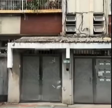 台北市一對夫妻在家中發生爭執,女方疑一氣之下,竟然把丈夫的樂高積木以及Playstation 4遊戲光碟由3樓直接往窗外扔到馬路上。(影片截圖)