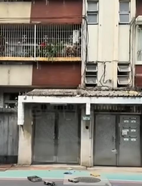 台北市一對夫妻在家中發生爭執,女方疑一氣之下,竟然把丈夫的樂高積木以及Playstation 4遊戲光碟由3樓直接往窗外扔到馬路上。(影片截圖)