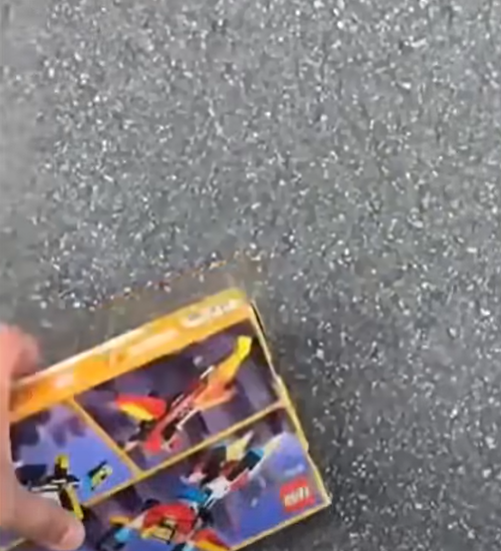 台北市一對夫妻在家中發生爭執,女方疑一氣之下,竟然把丈夫的樂高積木以及Playstation 4遊戲光碟由3樓直接往窗外扔到馬路上。(影片截圖)