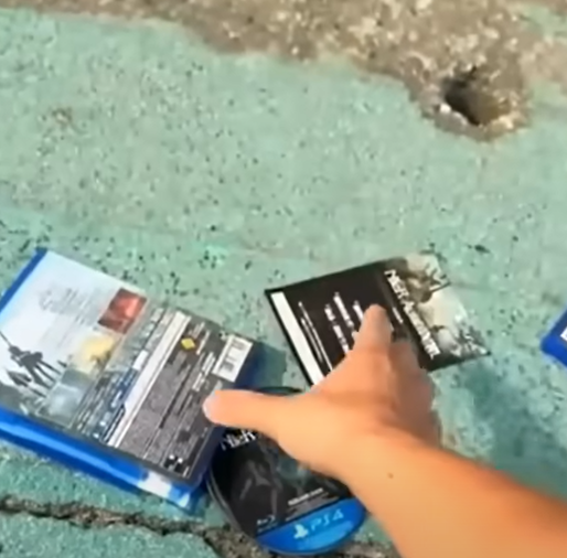 台北市一對夫妻在家中發生爭執,女方疑一氣之下,竟然把丈夫的樂高積木以及Playstation 4遊戲光碟由3樓直接往窗外扔到馬路上。(影片截圖)