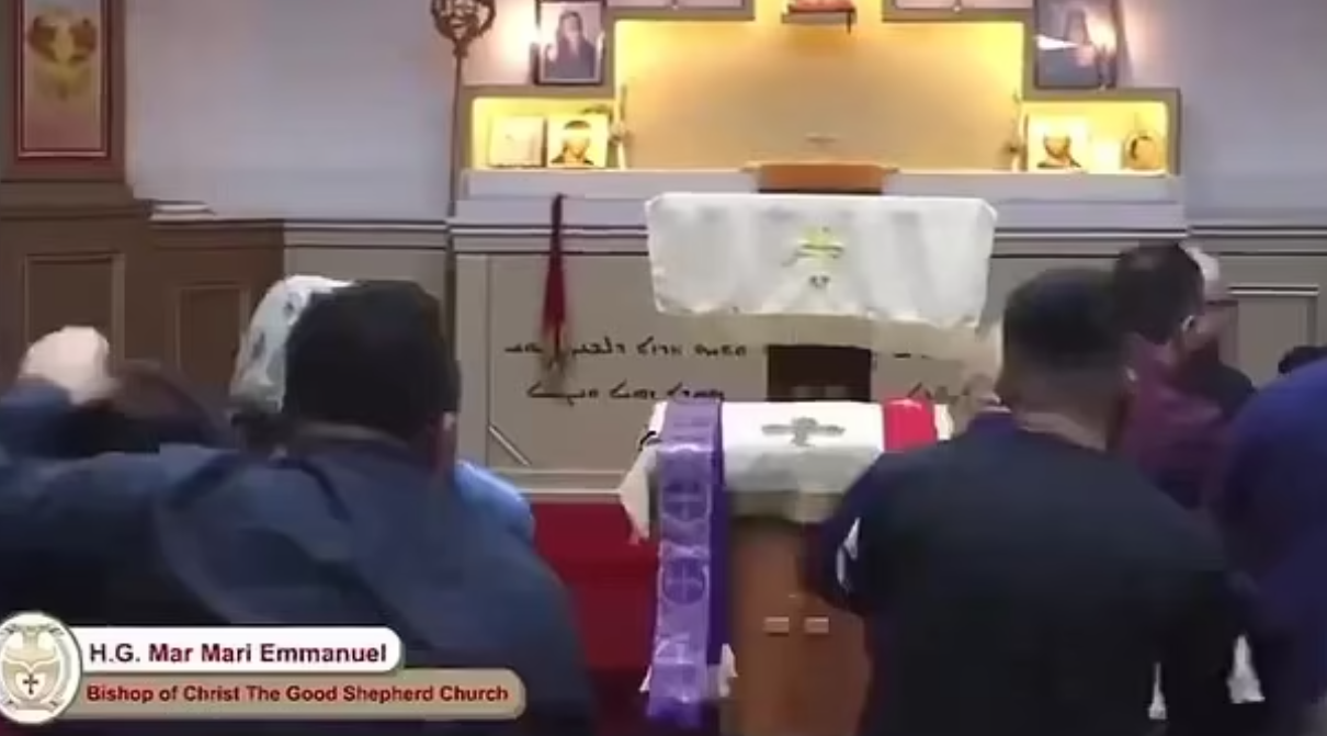 牧師受襲倒地,信眾見狀大驚。(互聯網)