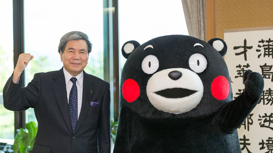 蒲島郁夫於2008年首次當選熊本縣知事,2011年因應九州新幹線全線通車,有感於熊本縣在日本的知名度低,便設計出熊本熊做為縣代表吉祥物,從此風靡全國,甚至紅爆全球