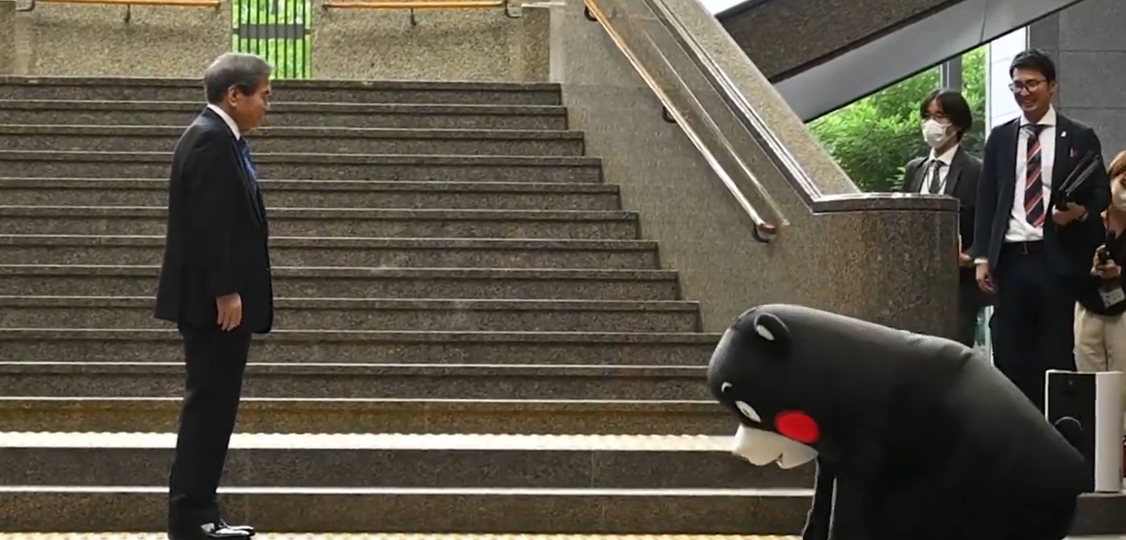 熊本縣知事蒲島郁夫昨日(15日)卸任,他離開熊本縣廳前獲近千名職員歡送,「熊本熊」還特別出來依依不捨送行,感謝「父親」並給予擁抱,追車時更仆倒地上。