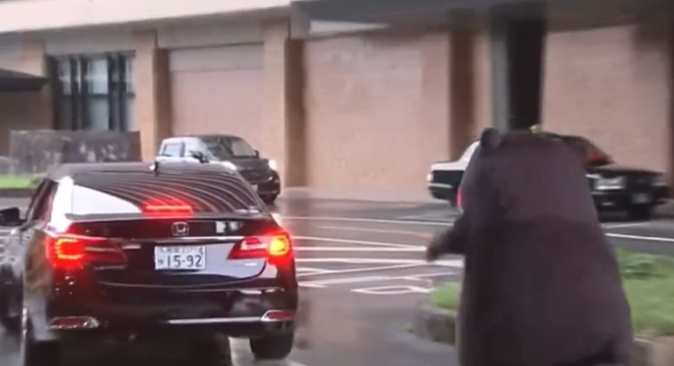 熊本縣知事蒲島郁夫昨日(15日)卸任,他離開熊本縣廳前獲近千名職員歡送,「熊本熊」還特別出來依依不捨送行,感謝「父親」並給予擁抱,追車時更仆倒地上。