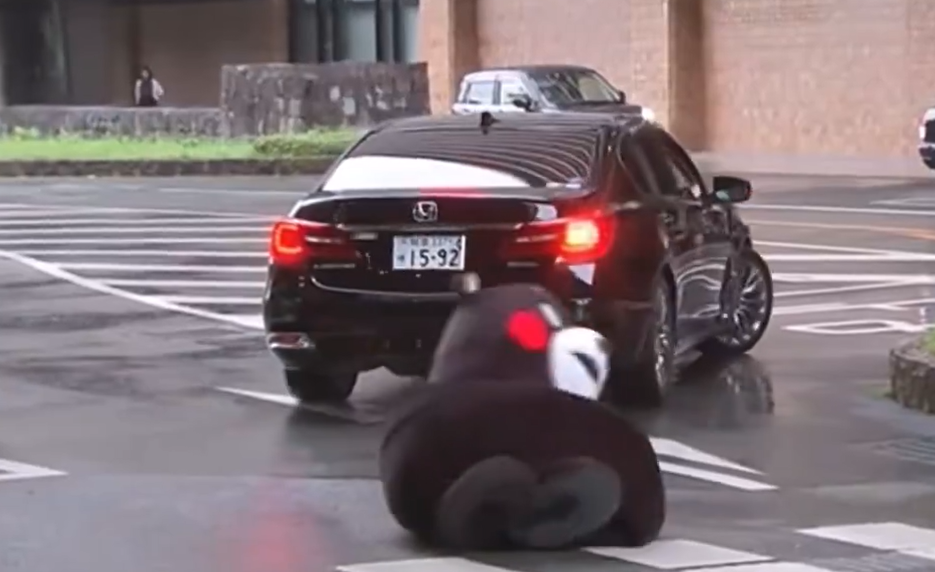 熊本縣知事蒲島郁夫昨日(15日)卸任,他離開熊本縣廳前獲近千名職員歡送,「熊本熊」還特別出來依依不捨送行,感謝「父親」並給予擁抱,追車時更仆倒地上。