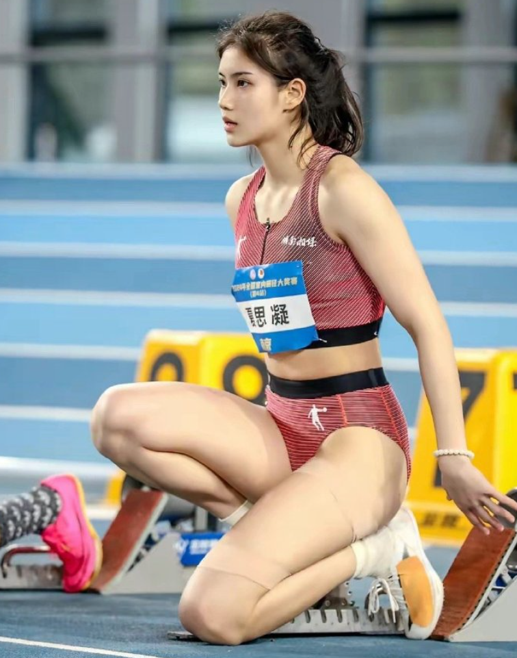 中國20歲田徑女子跨欄選手夏思凝,因其甜美外表及亮麗外形與南韓藝人IU外貌相似,因此有「中國田徑IU」稱號。(微博圖片)