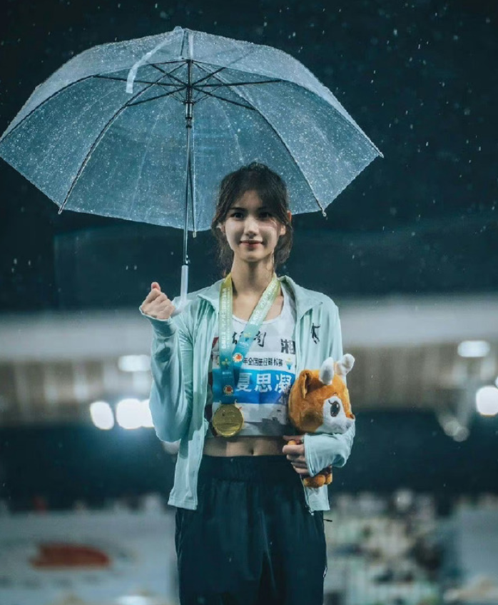 中國20歲田徑女子跨欄選手夏思凝,因其甜美外表及亮麗外形與南韓藝人IU外貌相似,因此有「中國田徑IU」稱號。(微博圖片)