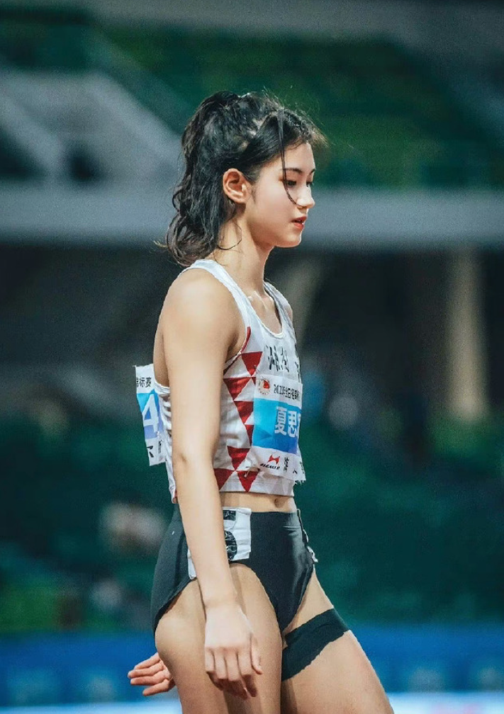 中國20歲田徑女子跨欄選手夏思凝,因其甜美外表及亮麗外形與南韓藝人IU外貌相似,因此有「中國田徑IU」稱號。(微博圖片)