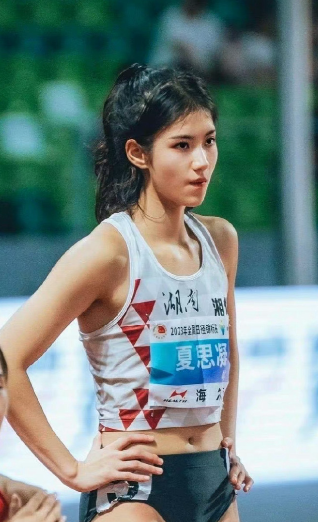 中國20歲田徑女子跨欄選手夏思凝,因其甜美外表及亮麗外形與南韓藝人IU外貌相似,因此有「中國田徑IU」稱號。(微博圖片)