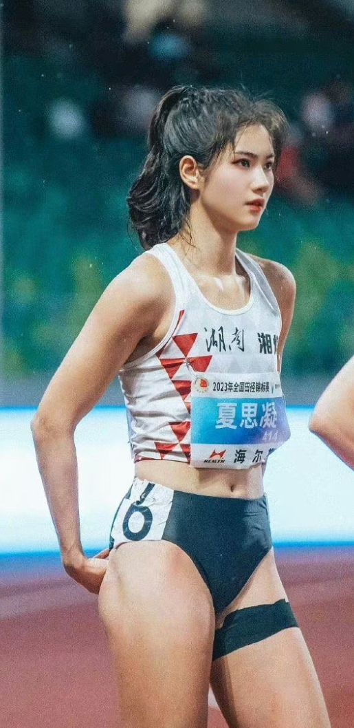 中國20歲田徑女子跨欄選手夏思凝,因其甜美外表及亮麗外形與南韓藝人IU外貌相似,因此有「中國田徑IU」稱號。(微博圖片)