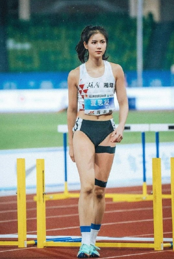 中國20歲田徑女子跨欄選手夏思凝,因其甜美外表及亮麗外形與南韓藝人IU外貌相似,因此有「中國田徑IU」稱號。(微博圖片)