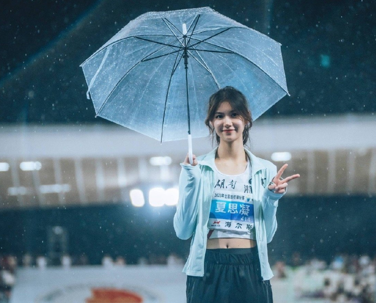 中國20歲田徑女子跨欄選手夏思凝,因其甜美外表及亮麗外形與南韓藝人IU外貌相似,因此有「中國田徑IU」稱號。(微博圖片)