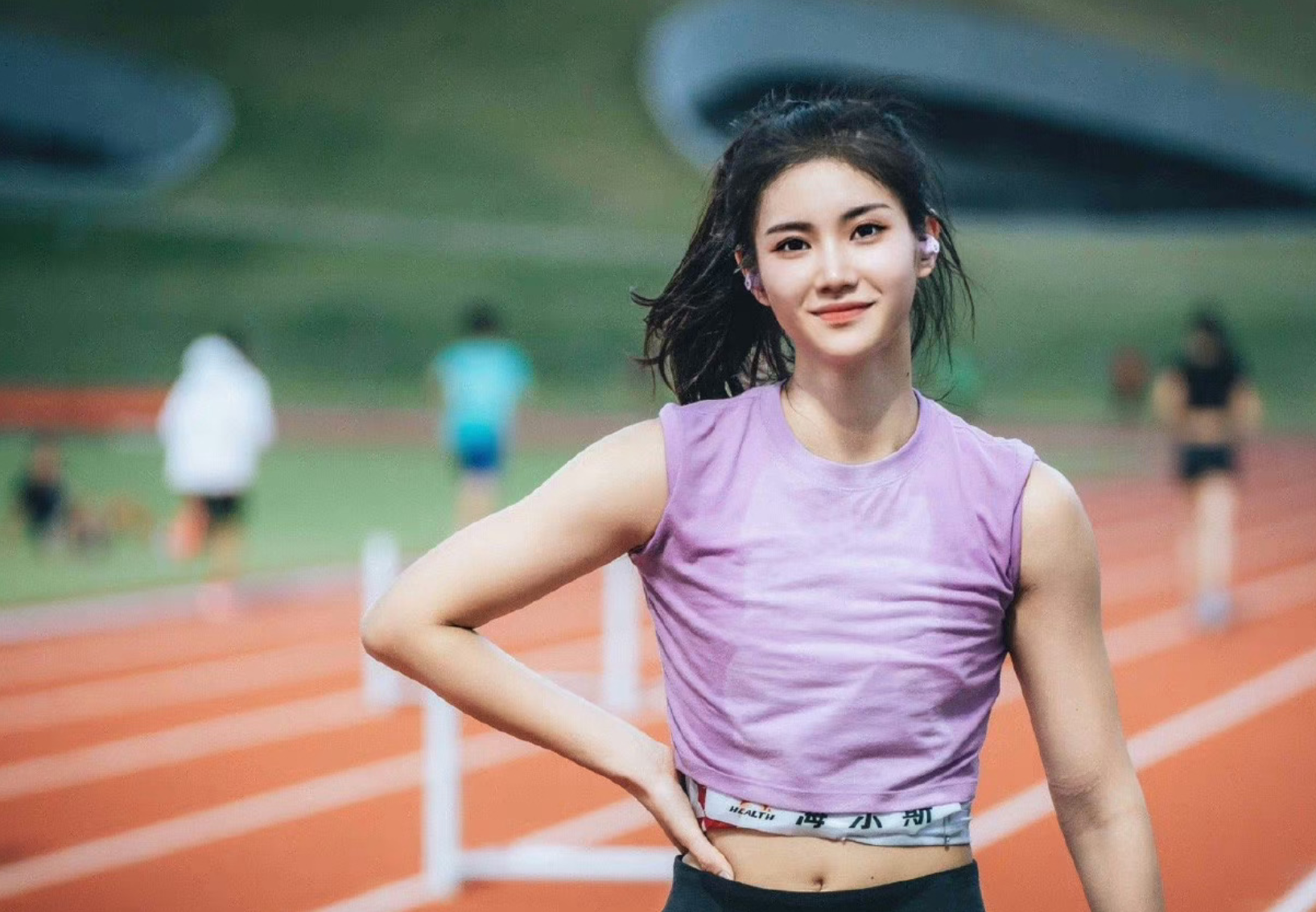 中國20歲田徑女子跨欄選手夏思凝,因其甜美外表及亮麗外形與南韓藝人IU外貌相似,因此有「中國田徑IU」稱號。(微博圖片)