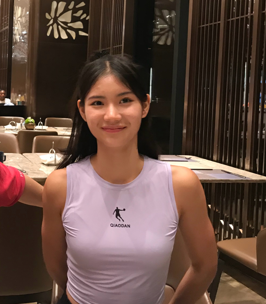 中國20歲田徑女子跨欄選手夏思凝,因其甜美外表及亮麗外形與南韓藝人IU外貌相似,因此有「中國田徑IU」稱號。(微博圖片)