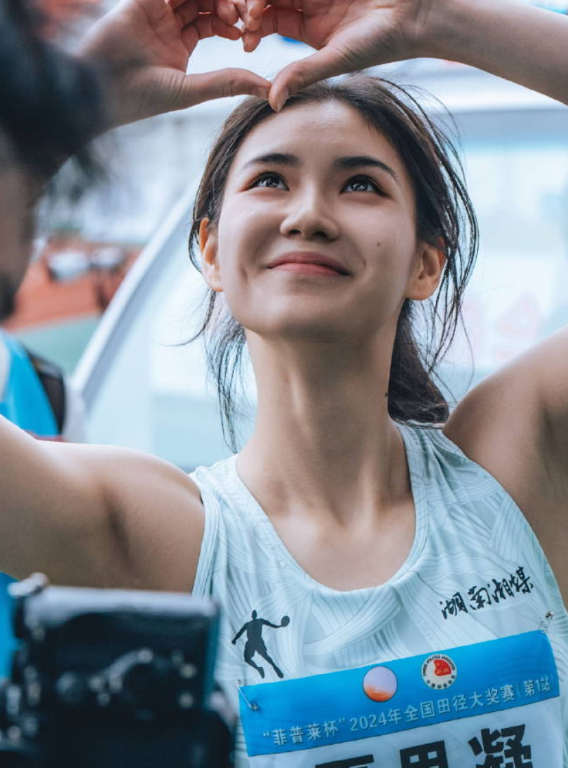中國20歲田徑女子跨欄選手夏思凝,因其甜美外表及亮麗外形與南韓藝人IU外貌相似,因此有「中國田徑IU」稱號。(微博圖片)