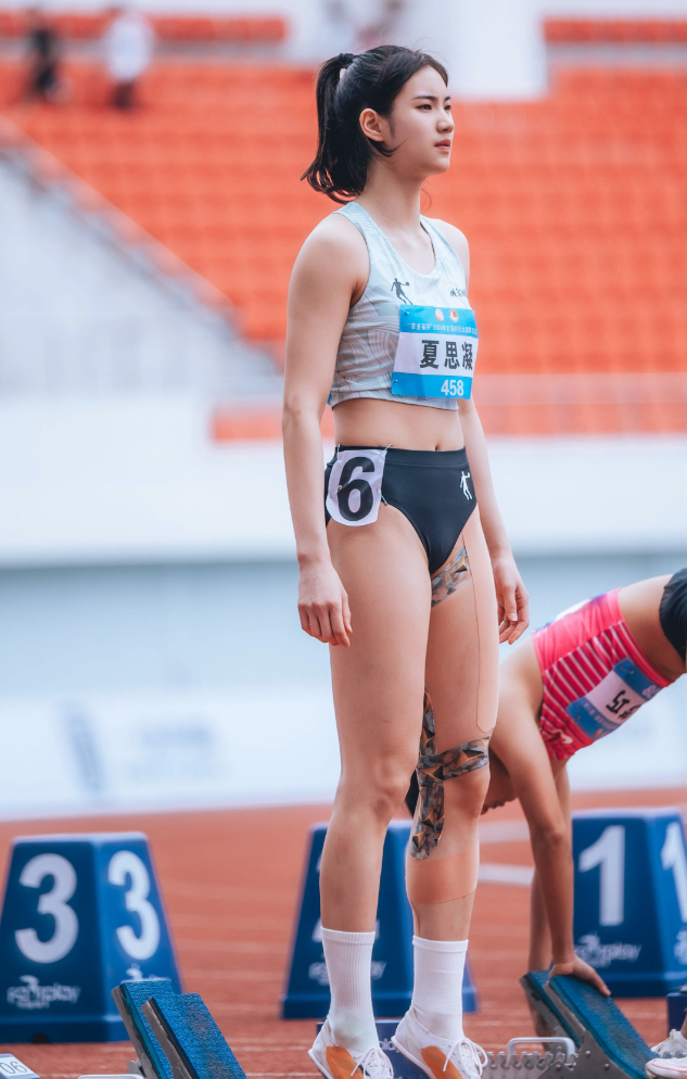 中國20歲田徑女子跨欄選手夏思凝,因其甜美外表及亮麗外形與南韓藝人IU外貌相似,因此有「中國田徑IU」稱號。(微博圖片)