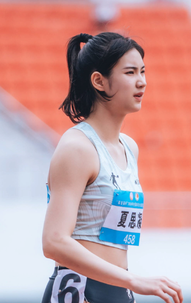 中國20歲田徑女子跨欄選手夏思凝,因其甜美外表及亮麗外形與南韓藝人IU外貌相似,因此有「中國田徑IU」稱號。(微博圖片)