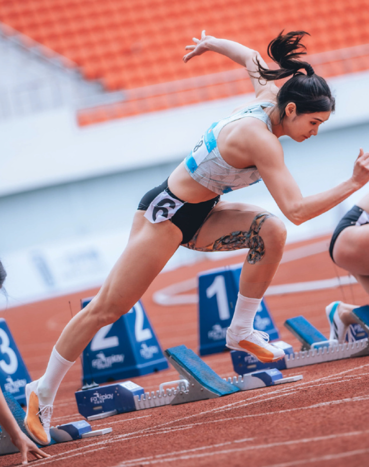 中國20歲田徑女子跨欄選手夏思凝,因其甜美外表及亮麗外形與南韓藝人IU外貌相似,因此有「中國田徑IU」稱號。(微博圖片)