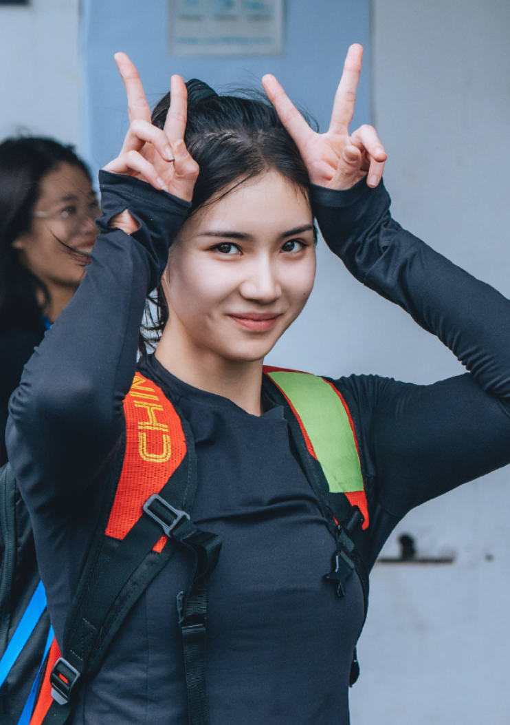 中國20歲田徑女子跨欄選手夏思凝,因其甜美外表及亮麗外形與南韓藝人IU外貌相似,因此有「中國田徑IU」稱號。(微博圖片)