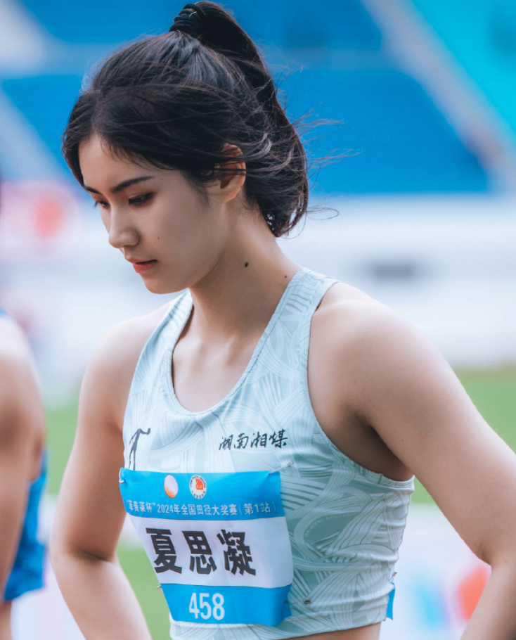 中國20歲田徑女子跨欄選手夏思凝,因其甜美外表及亮麗外形與南韓藝人IU外貌相似,因此有「中國田徑IU」稱號。(微博圖片)