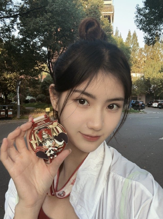 中國20歲田徑女子跨欄選手夏思凝,因其甜美外表及亮麗外形與南韓藝人IU外貌相似,因此有「中國田徑IU」稱號。(微博圖片)