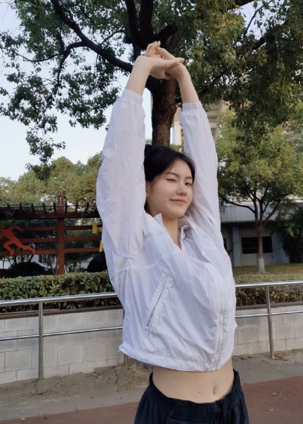 中國20歲田徑女子跨欄選手夏思凝,因其甜美外表及亮麗外形與南韓藝人IU外貌相似,因此有「中國田徑IU」稱號。(微博圖片)