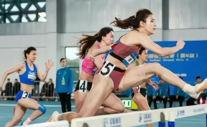 中國20歲田徑女子跨欄選手夏思凝,因其甜美外表及亮麗外形與南韓藝人IU外貌相似,因此有「中國田徑IU」稱號。(微博圖片)