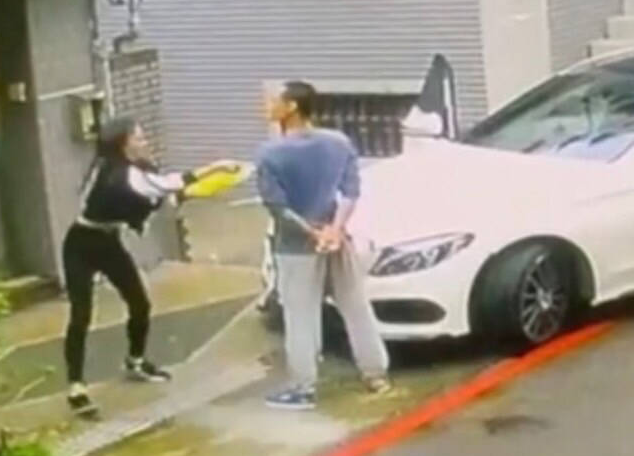 李男當日任由女友潑電酒。(互聯網)