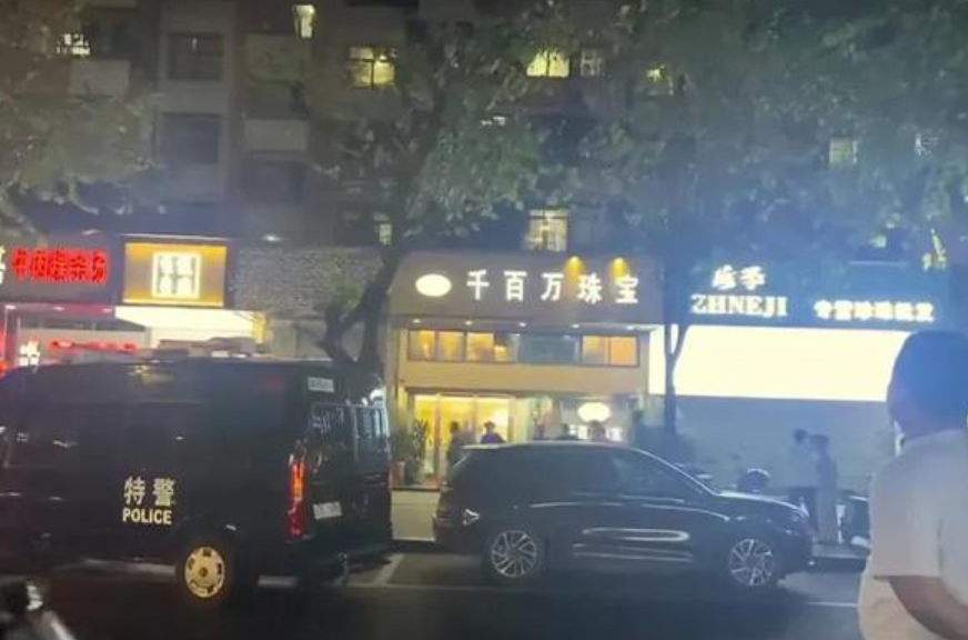 近日網傳深圳水貝有一戶名叫「千百萬珠寶」的黃金珠寶商家攜上百斤黃金貨款「走佬」,涉及金額或高達兩億元人民幣,約400公斤黃金原料。