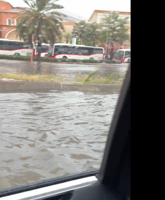 網紅Jordan Welch拍片指,自己在杜拜駕駛勞斯萊斯,但因水浸而無法前行。(影片截圖)