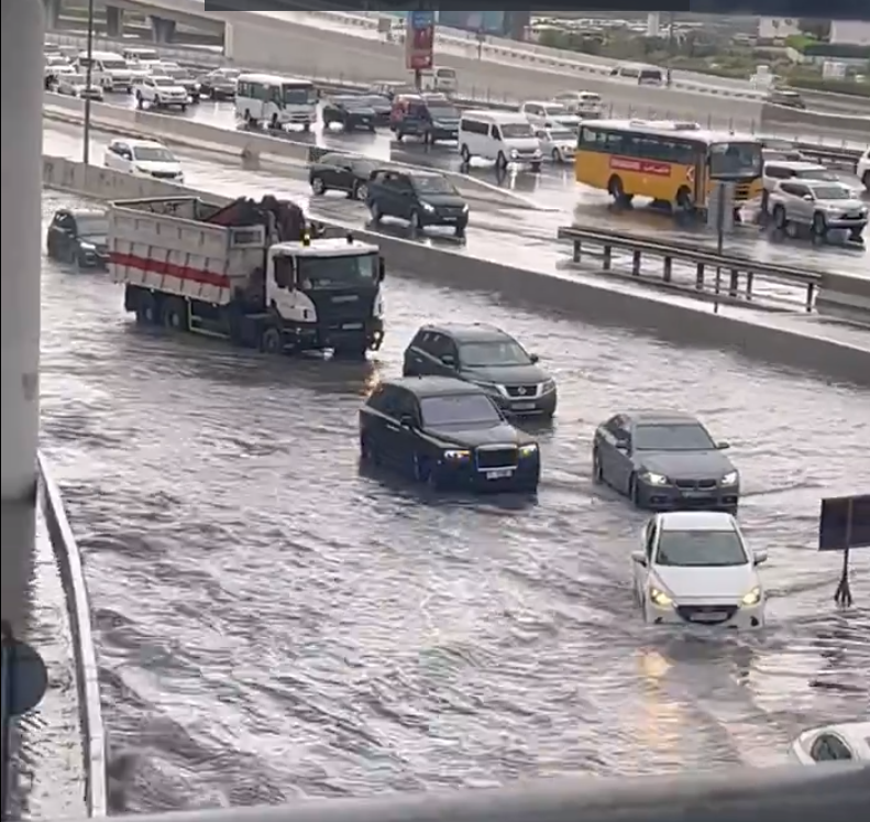 網紅Jordan Welch拍片指,自己在杜拜駕駛勞斯萊斯,但因水浸而無法前行。(影片截圖)