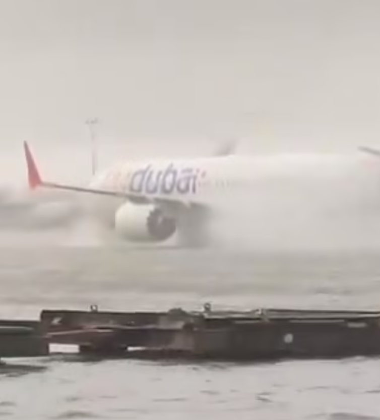 杜拜國際機場跑道積水嚴重變成汪洋,航班升降驚現「水上滑行」場面(影片截圖)