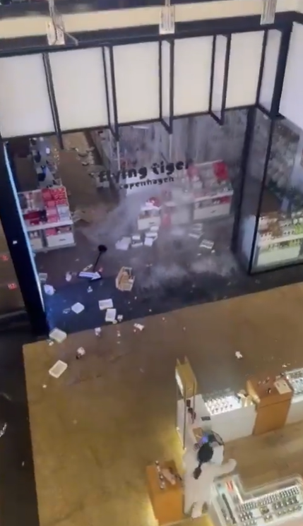 雨水湧入商店,地下商場、地下鐵站等亦水浸。(影片截圖)