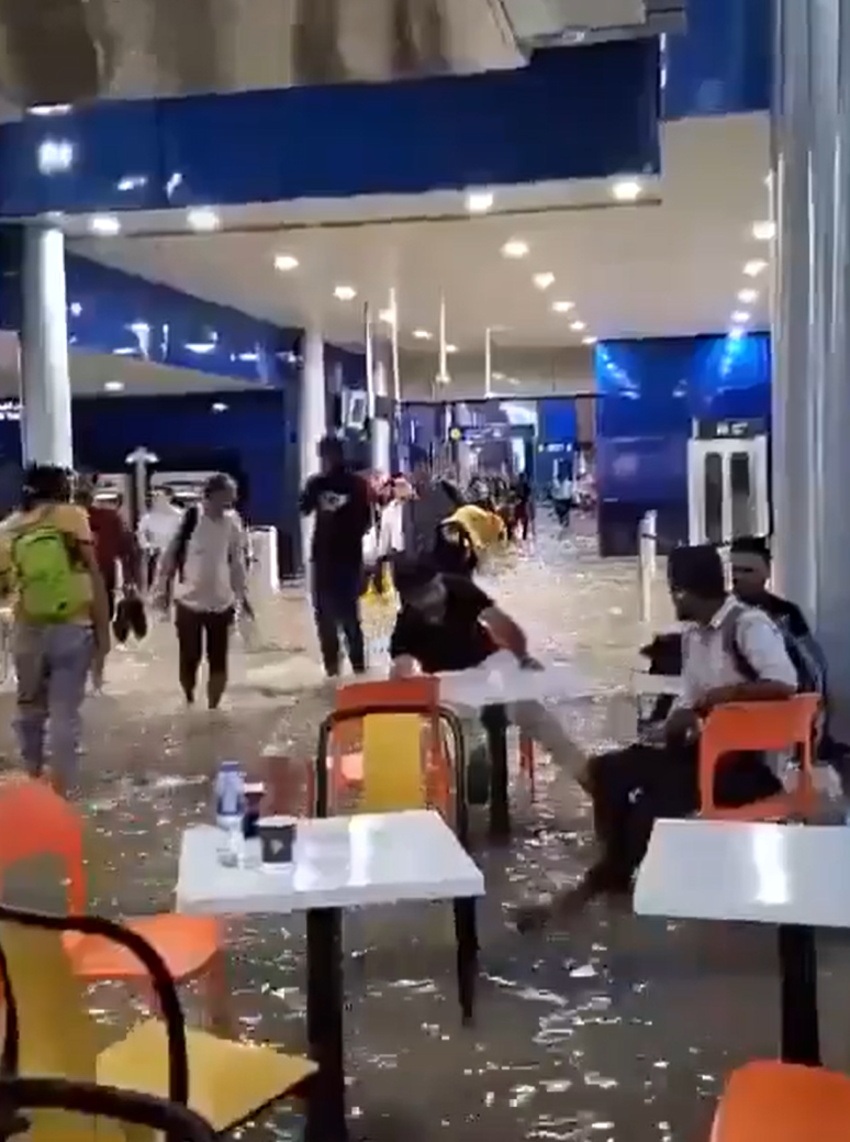 雨水湧入商店,地下商場、地下鐵站等亦水浸。(影片截圖)