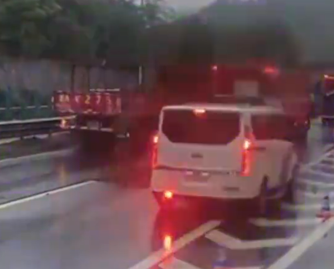 京港澳高速公路的湖南省湘潭市昭山境內路段發生一宗危化品運輸車與兩車刮擦相撞的交通事故,致危化品運輸車內裝載的桶裝甲苯二異氰酸酯部分散落,少量危化品洩漏,無人傷亡。(影片截圖)