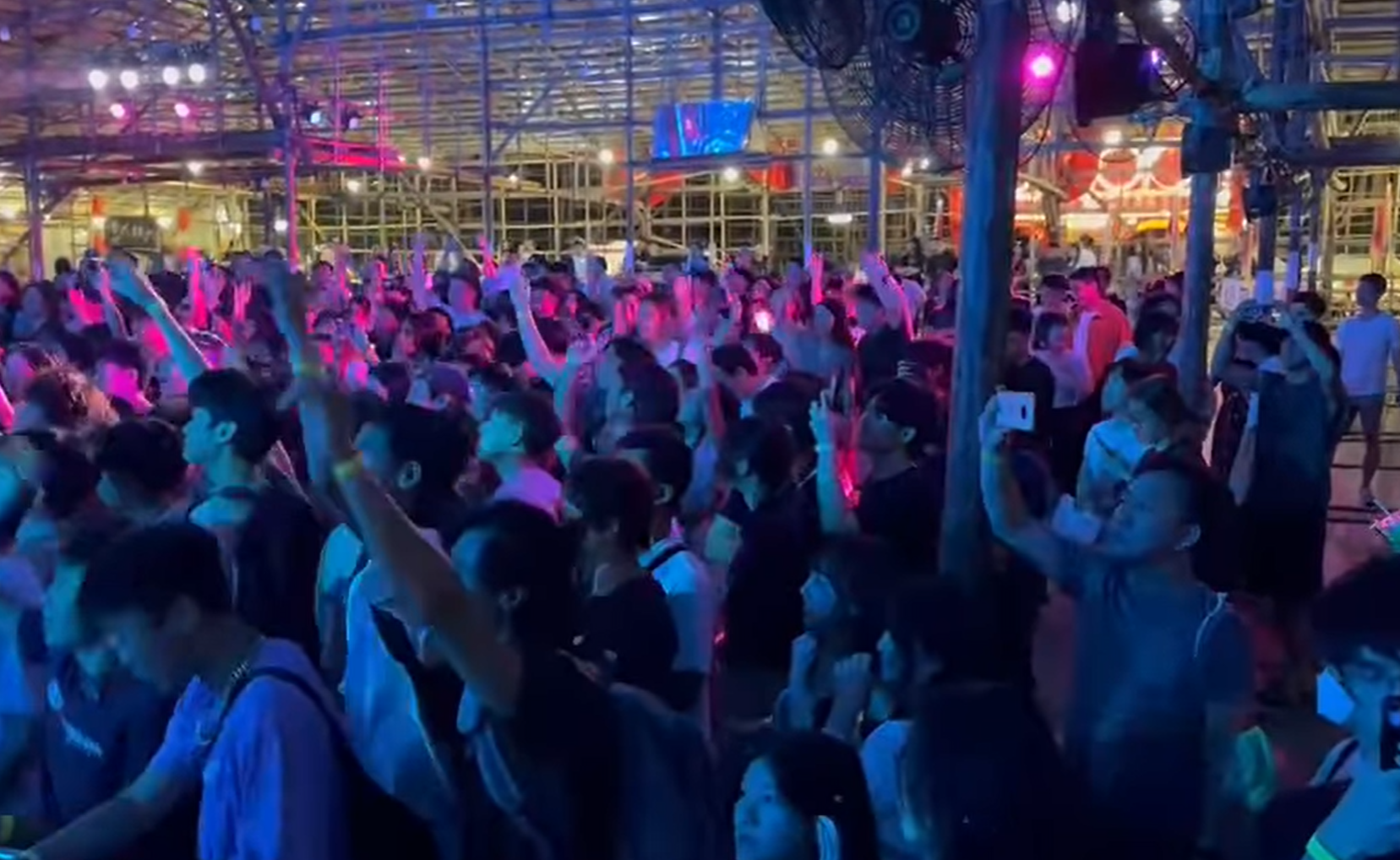 葵青區於本月12至14日舉辦青衣戲棚活動,除了傳統神功戲,更有團體辦音樂節,邀請多支樂隊表演,吸引大批年輕人入場,場面熱烈。(影片截圖)