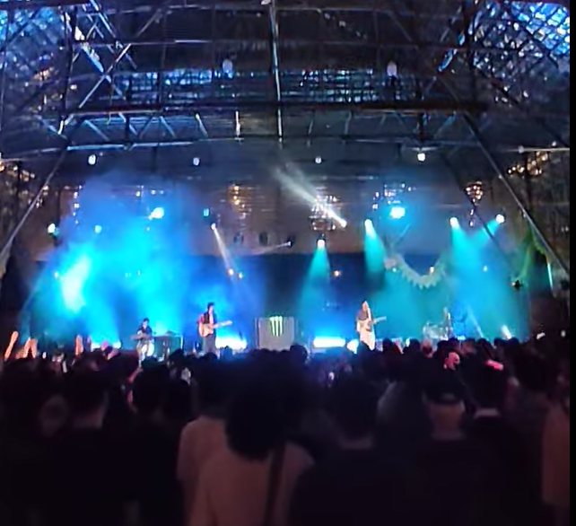 葵青區於本月12至14日舉辦青衣戲棚活動,除了傳統神功戲,更有團體辦音樂節,邀請多支樂隊表演,吸引大批年輕人入場,場面熱烈。(影片截圖)