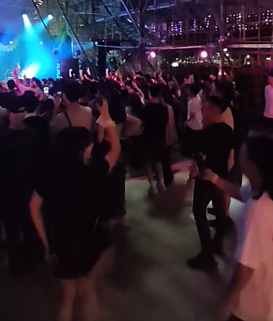 葵青區於本月12至14日舉辦青衣戲棚活動,除了傳統神功戲,更有團體辦音樂節,邀請多支樂隊表演,吸引大批年輕人入場,場面熱烈。(影片截圖)