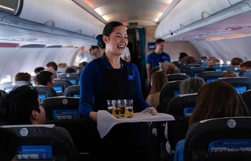 乘客與機組人員均未獲告知目的地,只有臨降落時機長才會揭曉。