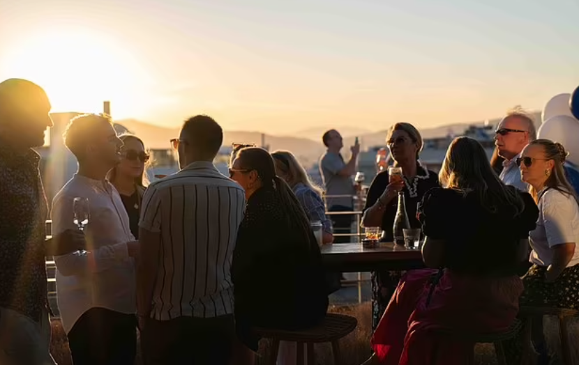 客無法預先安排行程,故由航空公司為他們準備酒店及活動,包括免費享受屋頂雞尾酒會、郊外傳統農場用餐、雅典衛城巡禮、沃立歌美尼湖浸溫泉等。