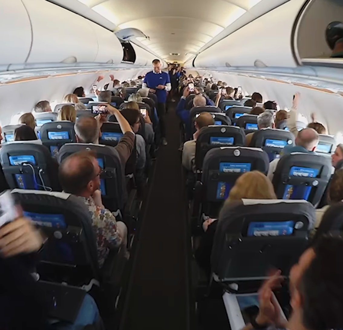 直至起飛後兩小時、降落前一刻,機長才告知乘客他們將飛往希臘雅典,機上乘客聽聞後拍手歡呼。